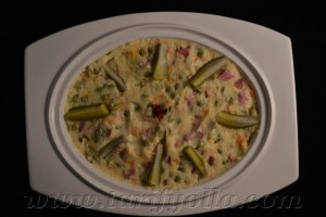 RUS SALATASI Malzemeler: 3 tane orta boy patates 1 kutu