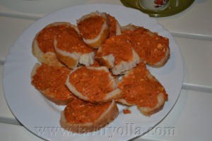 MUHAMMARA Malzemeler:1 çorba kaşığı biber salçası 1 çorba kaşığı domates