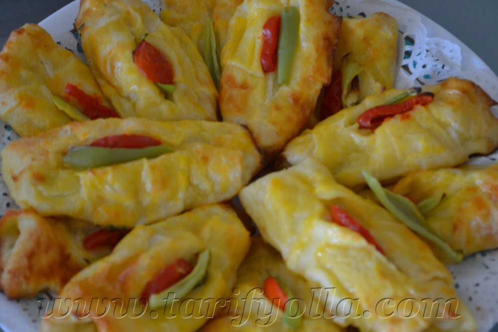 KARNIYARIK BÖREĞİ KARNIYARIK BÖREĞİ Malzemeler: 3 tane hazır yufka 3 çorba kaşığı