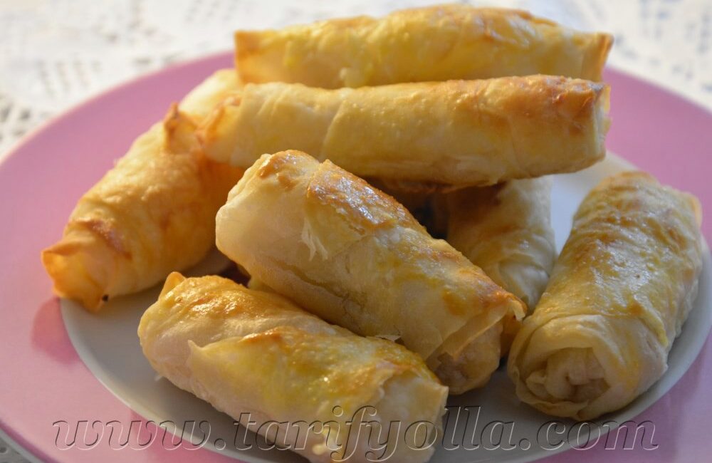 PATATESLİ KIYMALI BÖREK PATATESLİ KIYMALI BÖREK Malzemeler: 4 tane yufka 4 tane