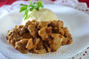 SOSLU TAVUK Malzemeler: 1 kg. kemiksiz tavuk budu 4 diş