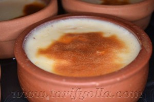 Fırın sütlaç evimizin favori tatlılarındandır.Sakızlısı da harika oldu.Hafif sütlü tatlı