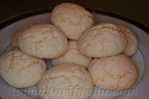 Bu kurabiyenin en hoş yanlarından biri rengi.Çok tatlı bir beyaz