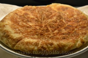 Çok hafif bir börek.Fırın kullanmanız da gerekmiyor..Ve çok lezzetli…Yalnız 1