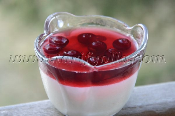 Vişne mevsimi gelmişken muhallebimi vişne jöleli yaptım.Siz farklı meyve ve