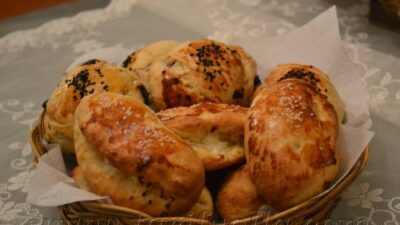 Yapımı çok kolay bir poğaça.Zeytinli sevmiyorsanız farklı bir iç de