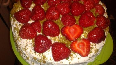 Sayfamızın takipçilerinden Semanur Demir Hanım ÇİLEKLİ PASTA Tarifi göndermiş.Çok güzel