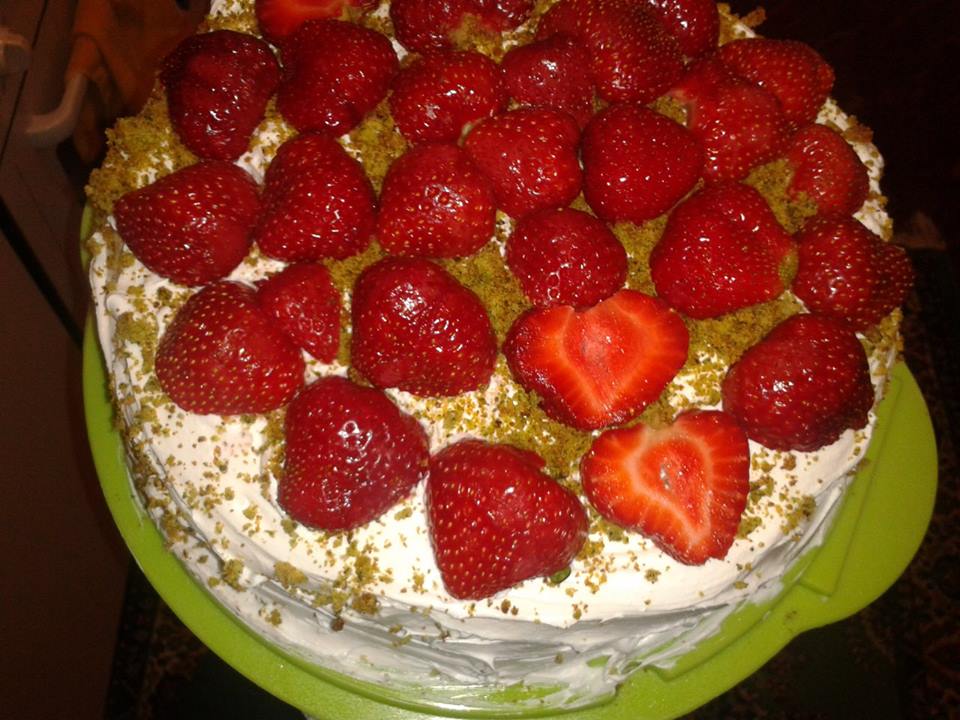 Sayfamızın takipçilerinden Semanur Demir Hanım ÇİLEKLİ PASTA Tarifi göndermiş.Çok güzel