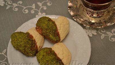 FISTIKLI KURABİYELER Malzemeler;Hamuru İçin 125 gr. margarin (oda sıcaklığında) 2