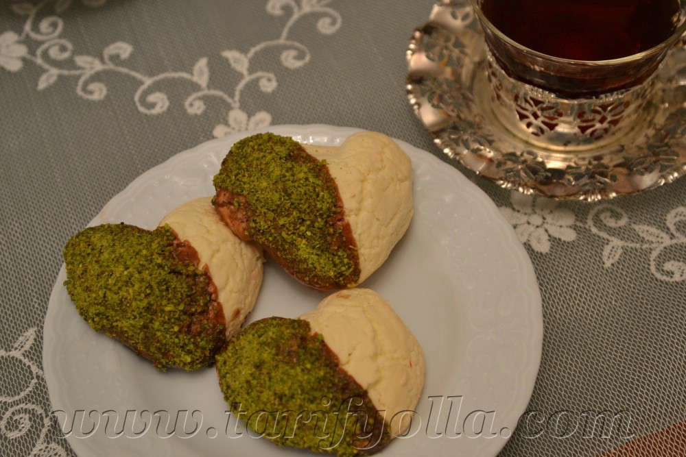 FISTIKLI KURABİYELER Malzemeler;Hamuru İçin 125 gr. margarin (oda sıcaklığında) 2