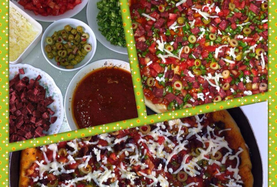 Sayfa üyelerimizden Şule Özdemir’in tarifi: Şule Hanım bu pizza harika