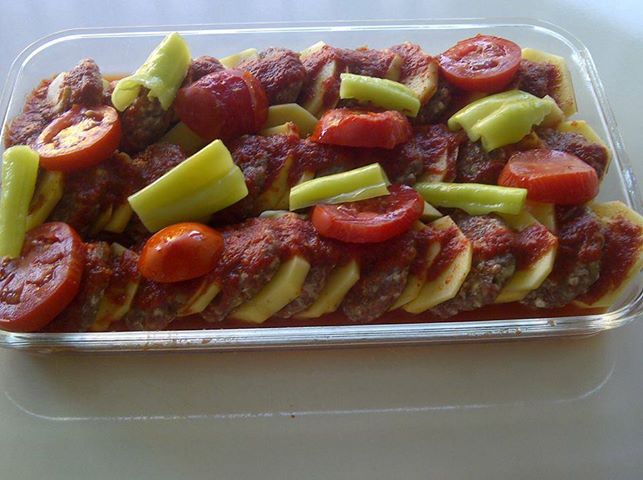 Sayfa üyelerimizden Cansu Uyan Hanımın yolladığı tarif; FIRINDA DOMATES SOSLU