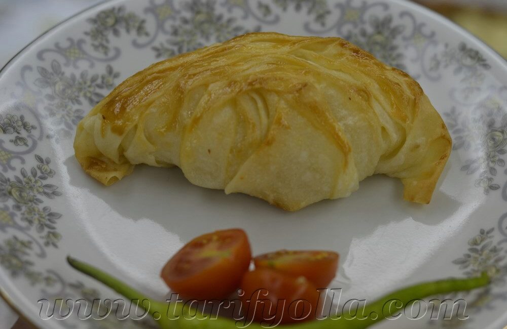 MİDYE BÖREK Hazır yufkadan midye börekler.Çıtır çıtır ve çok şıklar..Daha anlaşılır olsun