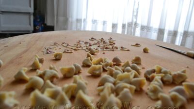 Hanımlar mantı yapmaya ne dersiniz… MANTI Malzemeler: (5-6 kişi için)