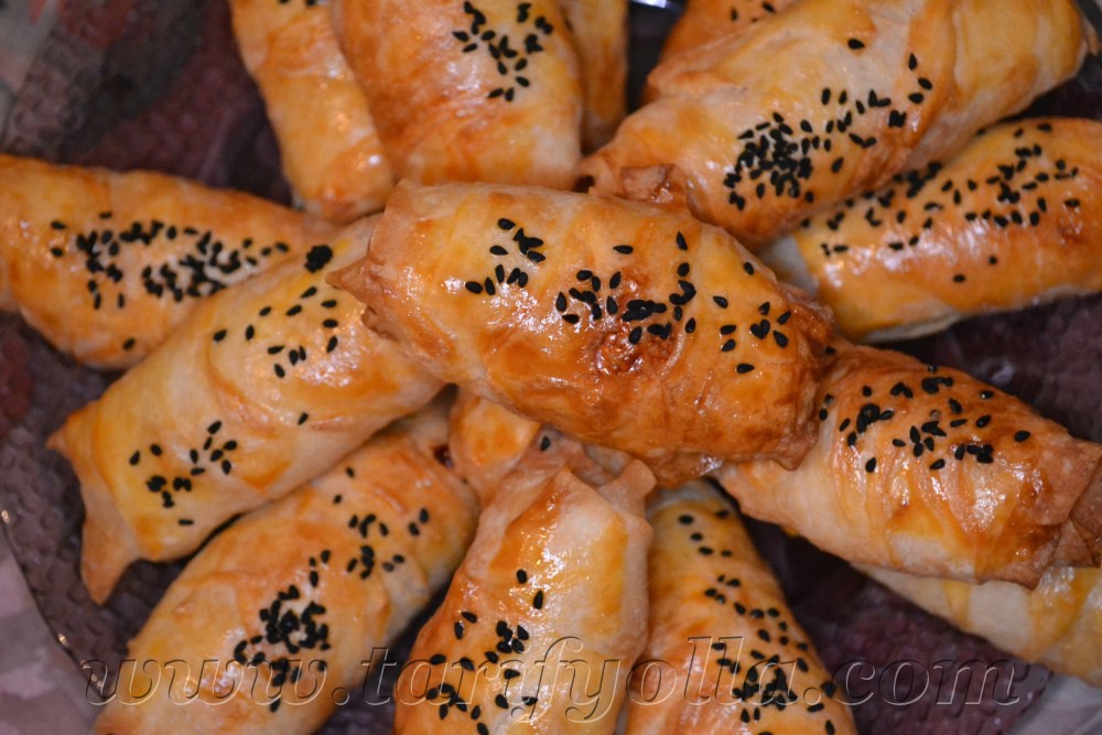 Buyurun size nefis bir börek tarifi daha… &nbsp; PASTIRMALI BÖREK