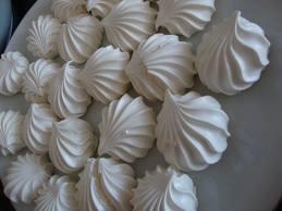 Betül Kutel hanımın tarifi : Beze Yapmak İçin Gerekenler: 4