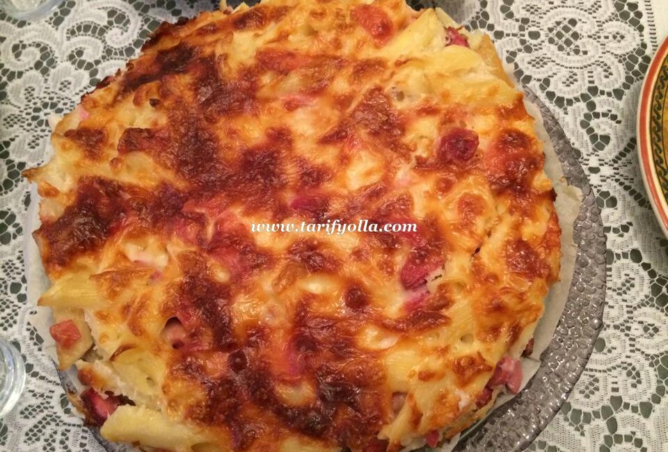 FIRINDA SOSİSLİ MAKARNA FIRINDA SOSİSLİ MAKARNA Malzemeler: Yarım paket makarna Tuz-2