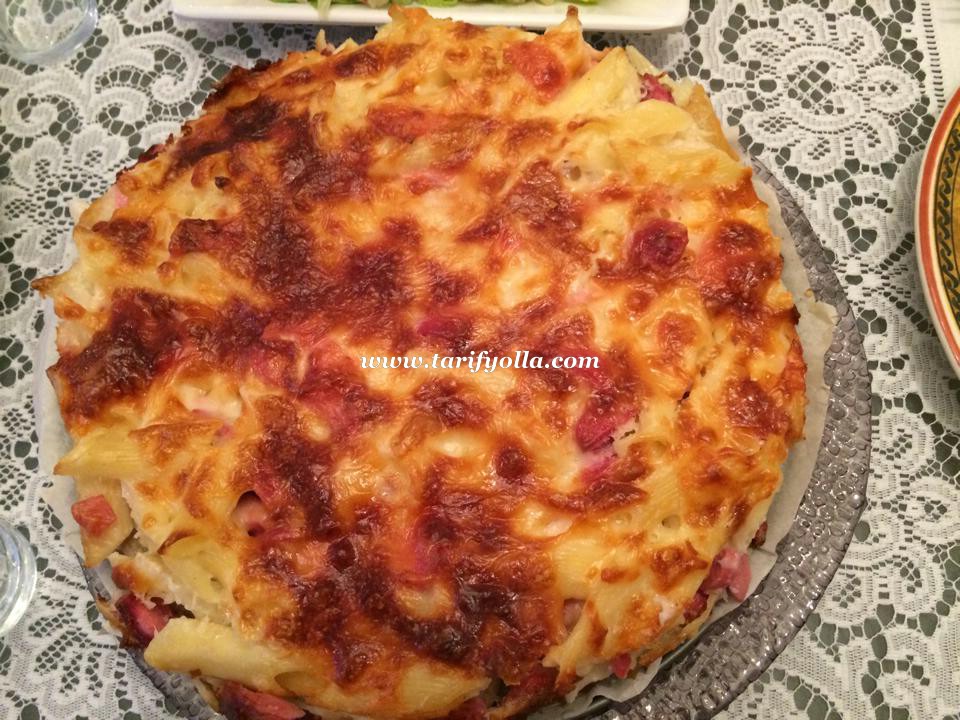 &nbsp; &nbsp; FIRINDA SOSİSLİ MAKARNA Malzemeler: Yarım paket makarna Tuz-2