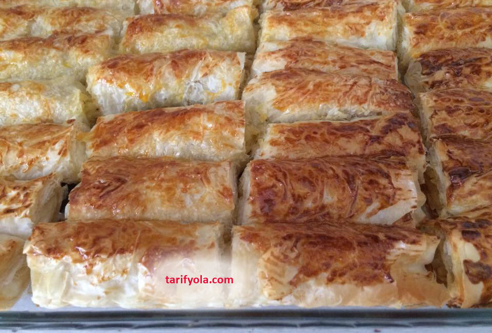 BAKLAVA YUFKASI İLE BÖREK Ben yarısını patatesli, yarısını peynirli yaptım.Çok lezzetli oldu gerçekten.Çıtır çıtırdı