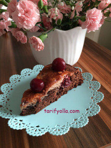 Çok lezzetli ıslak bir kek oluyor.Ben bayılıyorum tadına..Arada ekşi ekşi