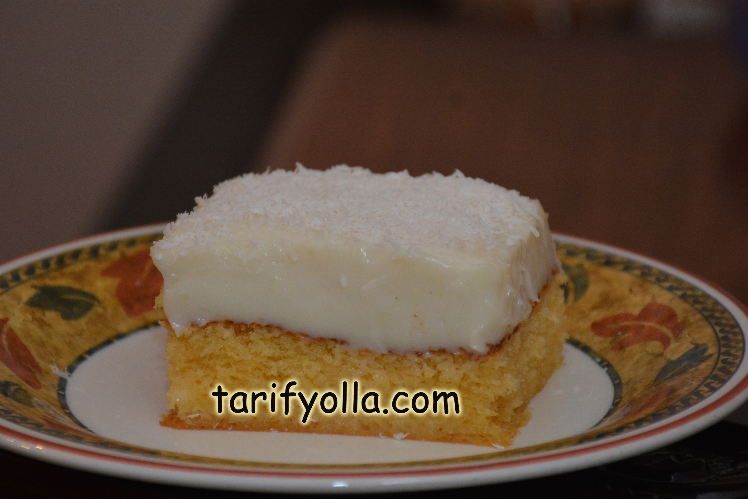 Keki sütlü sütlü, yumuşacık bir tatlı.Üzerinin muhallebisiyle birleşince harika bir