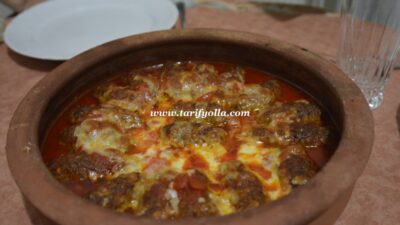 Fırında kaşarlı köfteler…Çok lezzetli ve yapımı kolay bir yemek..Domates sosuna