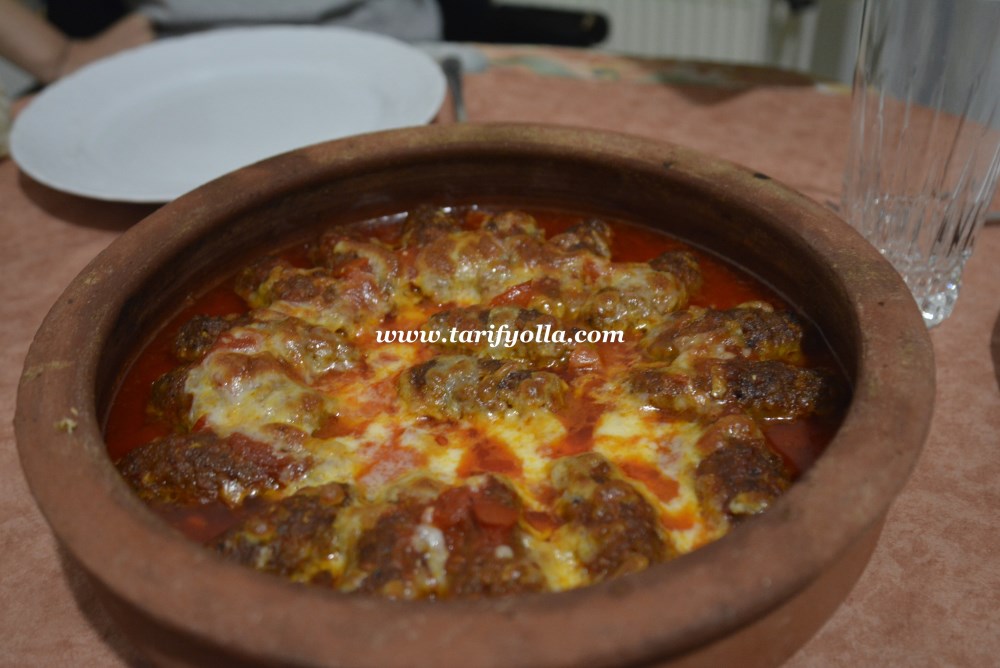 Fırında kaşarlı köfteler…Çok lezzetli ve yapımı kolay bir yemek..Domates sosuna