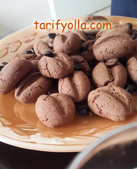 Kayınvalidem yapmış.Çok lezzetli kurabiyeler.Şekillerini kahve çekirdeğine benzetince çok şeker bir