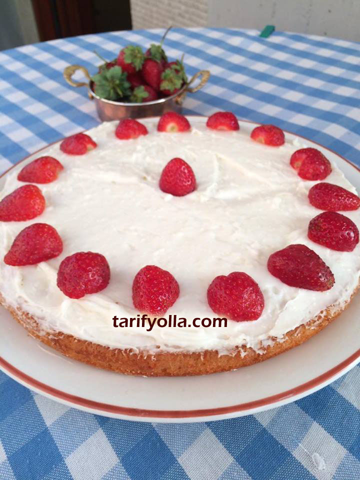 Gelin Tatlısı tarifim çok beğenilince bende kelepçeli pasta kalıbında ,