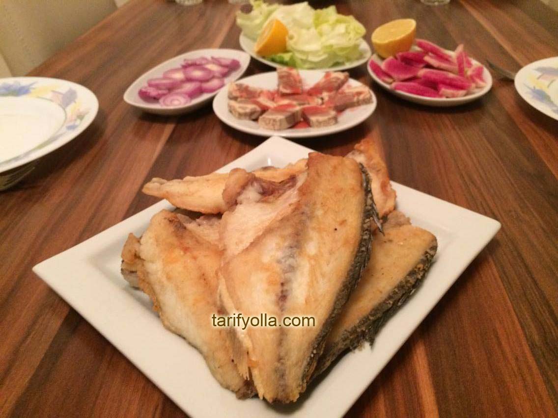 Çupra Balığını da hamsileri yaptığım balık tavasında yaptım.Az yağ koyarak