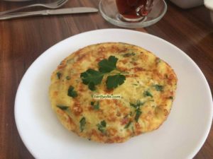 Sabah kahvaltısında yaptım çocuklar bayıldı…İçinde patates,maydanoz,yumurta,kaşar peyniri var.Tam bir vitamin