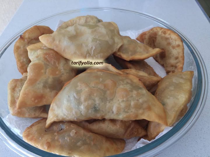 Kuzenim Neslihan ve yardımcısından nefis bir çiğ börek tarifim var