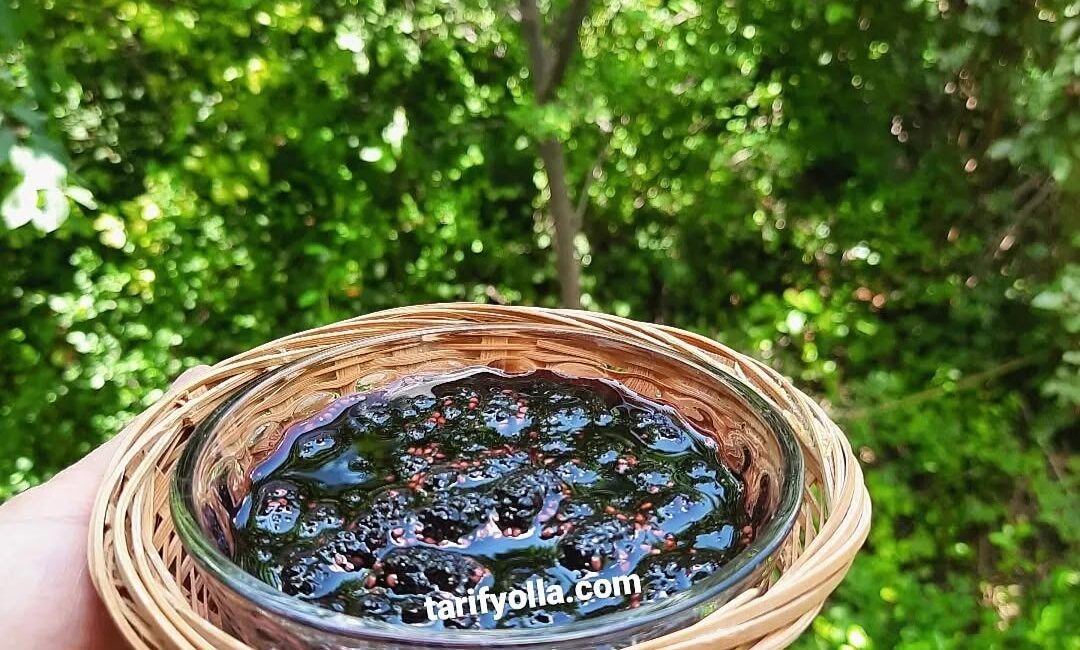 KARADUT REÇELİ Enn bi sevdiklerimden 🙂 Karadutun reçeli,tatlısı,keki,dondurması…Her şeyine bayılıyorum.Bu tarifi annemden