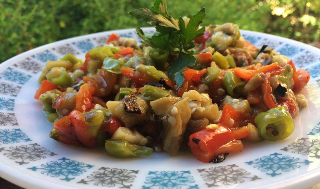 KÖZDE PATLICAN BİBER SALATASI Bir salata bu kadar mı lezzetli olur ? patlıcanın tam