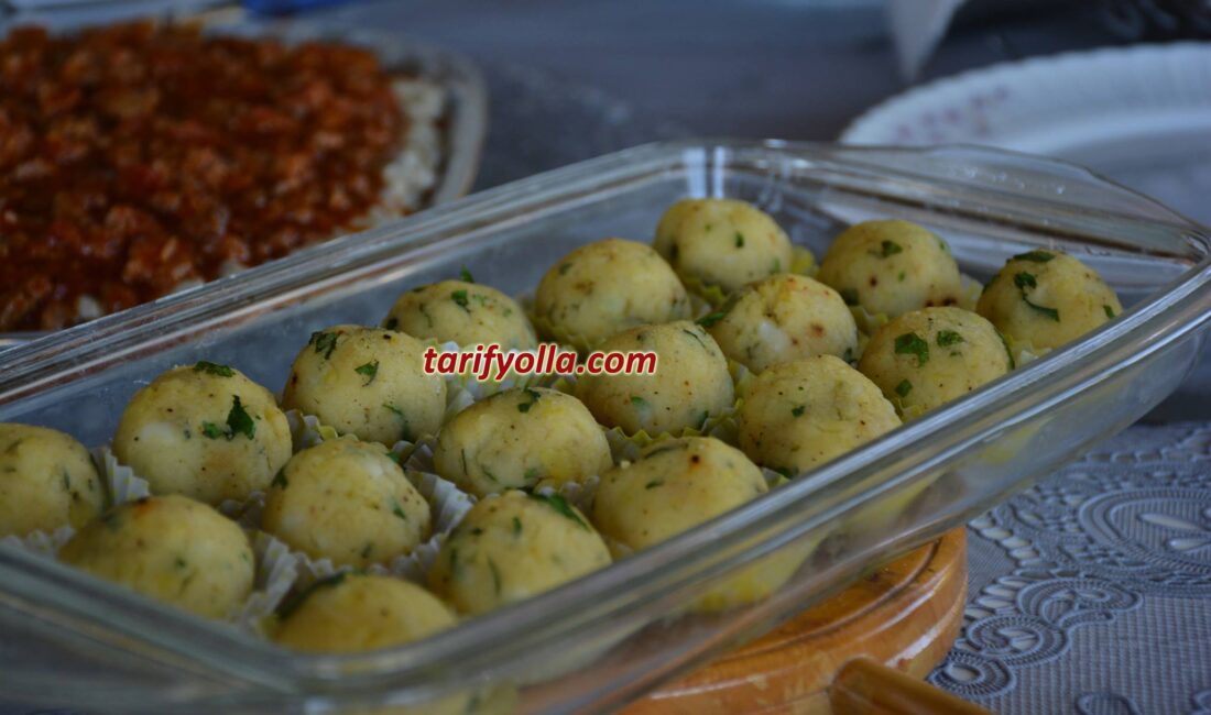 FIRINDA PATATES KÖFTESİ Yağda kızartmasını ağır bulanlar veya diyet yapanlar patates köftenizi fırında