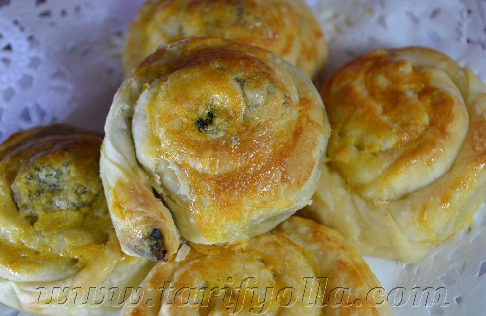 KIYMALI GÜL BÖREĞİ (EL AÇMASI ) Yumuşak bir hamuru olduğu için kolay açılan bir börek…Yeni yeni