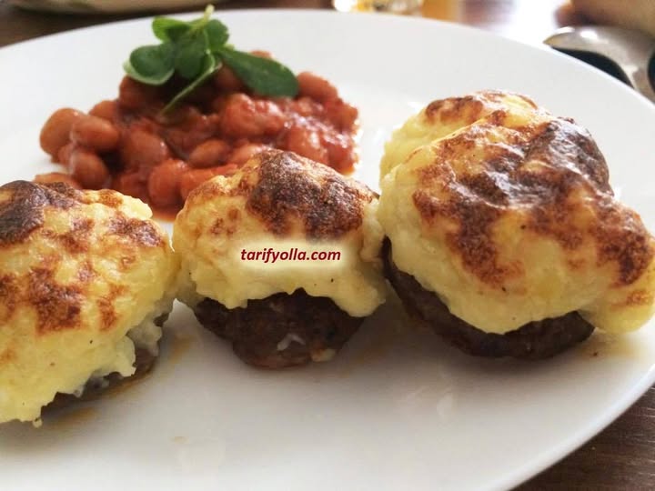 Patates püresi ve köfte yan yana olunca harika bir ikili