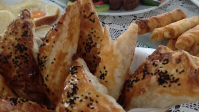 Çıtır çıtır el açması bir börek..Milföy tadında ama evde kendiniz