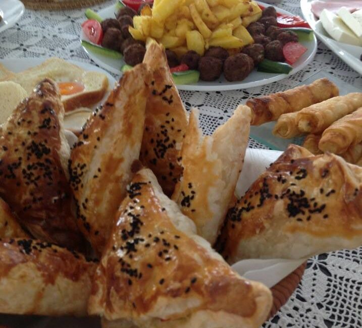 EL AÇMASI ÇITIR ÜÇGEN BÖREK Çıtır çıtır el açması bir börek..Milföy tadında ama evde kendiniz