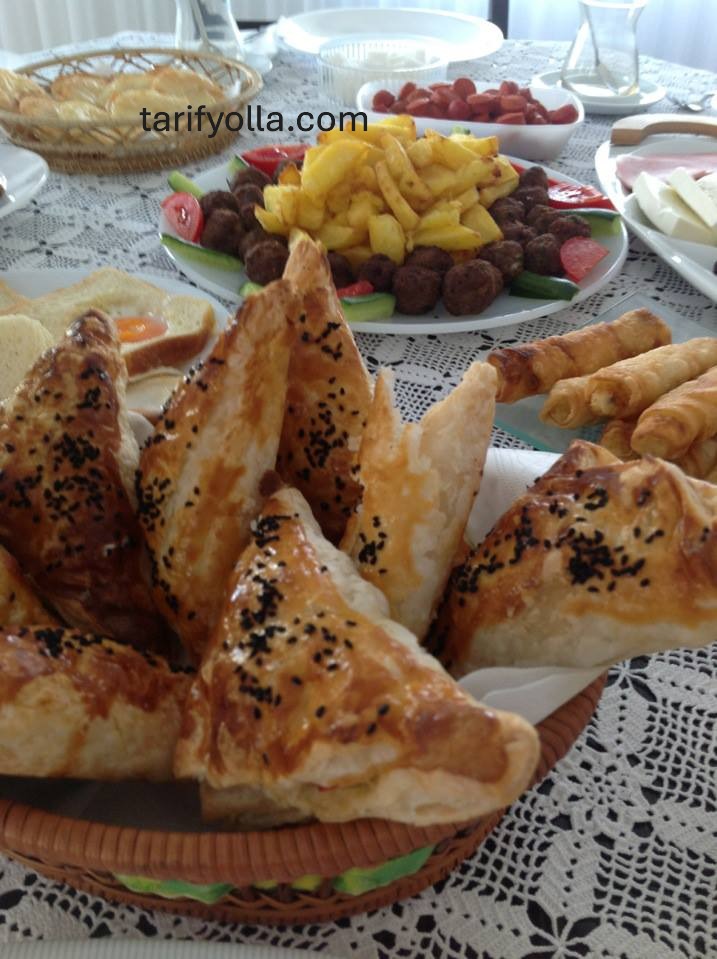 Çıtır çıtır el açması bir börek..Milföy tadında ama evde kendiniz
