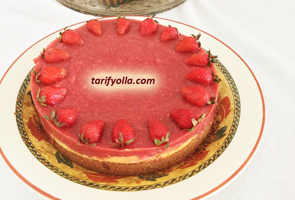ÇİLEKLİ CHEESECAKE Çilek mevsimi geldi.Pazarda mis kokulu minik minik çilekleri görünce hemen